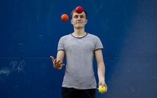 juggler什么意思,juggler中文翻译,juggler用法及例句,juggler怎么读